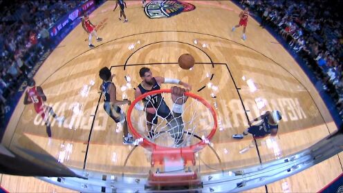 《NBA全场集锦》特雷杨三分不中，科林斯双手重扣将球补进