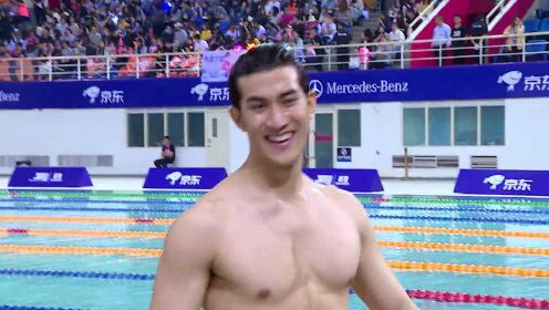 李治廷在男子50米游泳比赛中获第一名