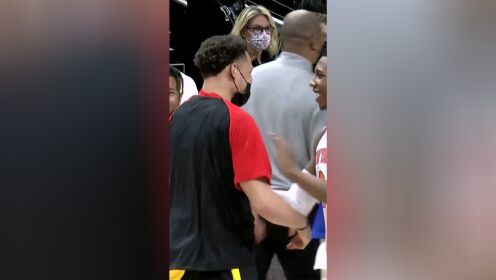 《NBA全场集锦》换队了还是好兄弟！尼克斯众将赛后和刚被交易的前队友诺克斯“把酒言欢” 
