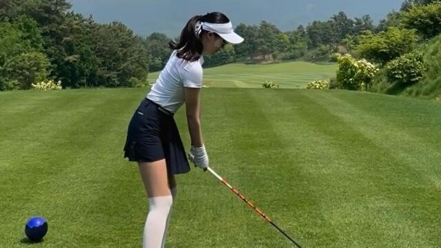 打高尔夫也能如此优雅!韩国美女球员林美宋挥杆特写