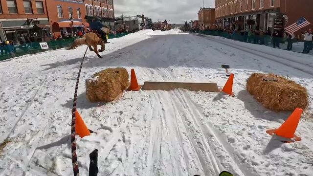 真人版马里奥奥德赛?滑雪达人秀乘马拉雪橇华丽技巧