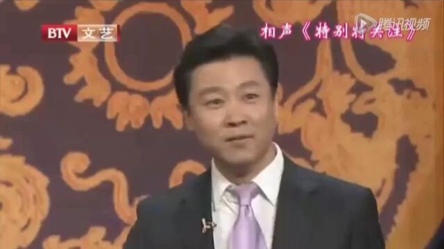 相声《托儿》,小伙打扮真“妖娆”,观众笑得直不起腰