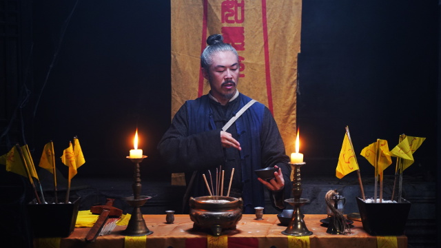 赶尸人施展茅山秘术斗恶鬼