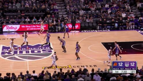 《NBA全场集锦》赫尔特抢下篮板起速反击 吸引注意后妙传福克斯上篮轻取