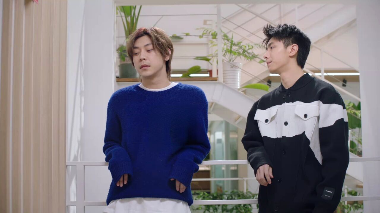 养眼!看帅哥如何安慰帅哥