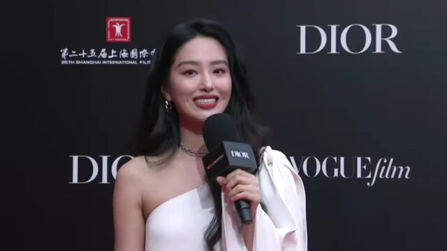 迪奥中国品牌大使杨采钰身着DIOR 2023 早秋系列白色斜肩裙装出席《迪奥红色情缘》展览开幕之夜,慵懒卷发松弛明艳