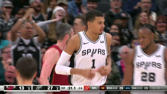 点燃主场氛围！文班亚马一飞冲天单手劈扣肆虐热火禁区