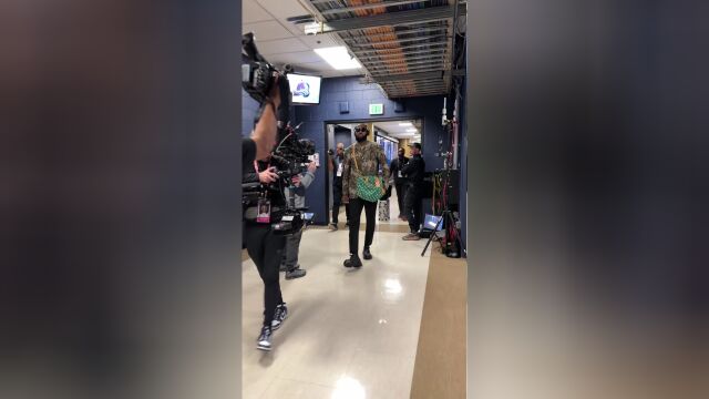 气势对决！老詹入场霸气外露 约基奇西装笔挺儒雅