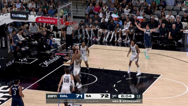 通过自己的努力搏到二次进攻机会 莱夫利二世篮下稳稳打进