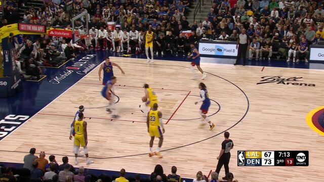 不同的判罚尺度 戈登空接右手抓筐干扰球裁判未吹罚