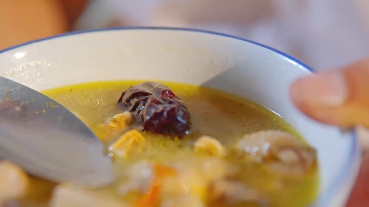 本草中国 第2季丨大补!党参熬煮鸡汤