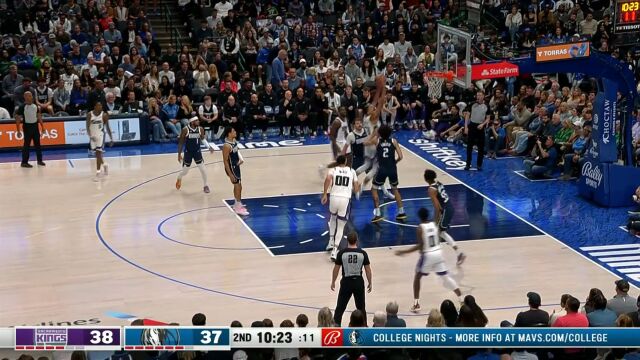 大麦基顶着莱夫利抢下篮板 穆雷加速启动直杀篮下暴扣终结