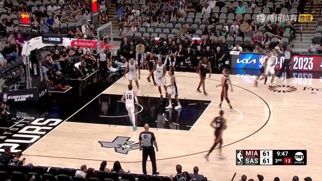 NBA：离谱！文班三分线起步完成欧洲步暴扣