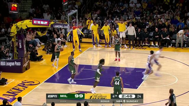 篮下一柱擎天！卡斯尔顿人群之中高高跃起成功补扣打进2分