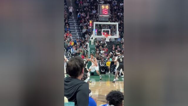 沉浸式体验前排观看独行侠vs雄鹿 字母旋转跳跃东契奇手起刀落