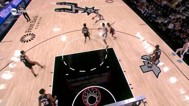 展示身体天赋！查尔斯-巴锡篮下一跃而起暴力补扣拿下2分