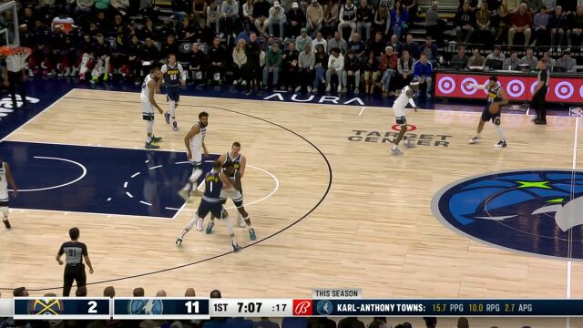 约老师持球遭抢断 唐斯策马扬鞭反击扣篮打进