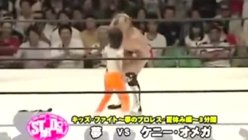 日本9岁萝莉大战职业摔跤手 挥舞粉拳狂扇壮汉巴掌