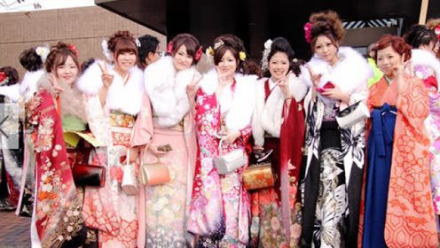 日本的成人式 少女上演和服魅力