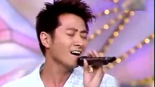孙耀威当年在综艺节目中模仿歌坛大咖的嗓音，曾经也是小鲜肉一枚