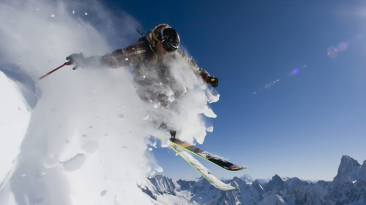 加拿大滑雪者遭遇雪崩 惊险逃过一劫