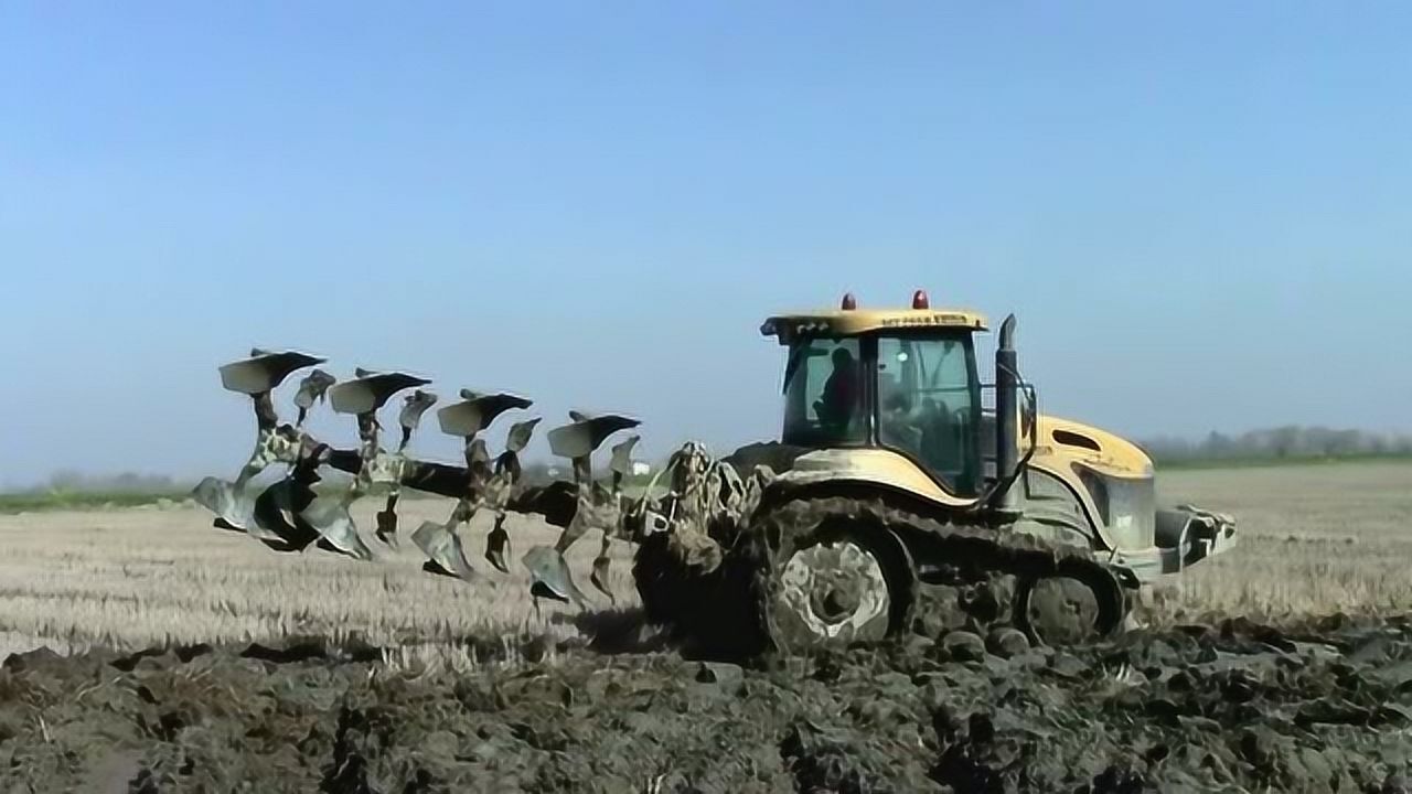 340马力的挑战者拖拉机进行水田翻地作业