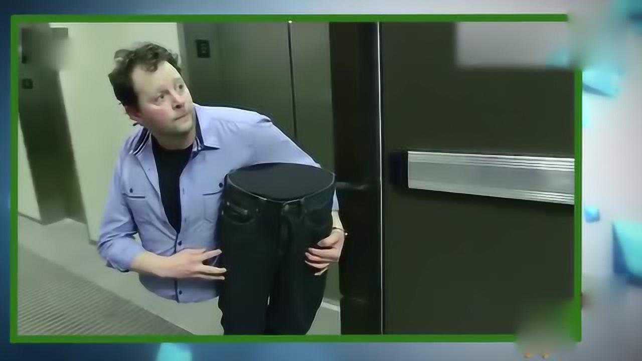 作死恶搞 男子电梯突然分身两半吓乘客