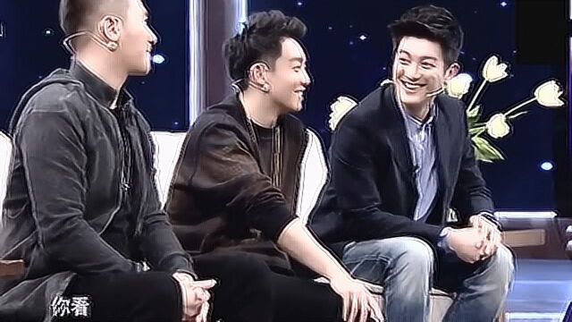 主持人问郑恺交了几个女朋友郑恺说就一个杜江一脸惊讶的表情