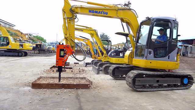 实拍:小松挖掘机演示液压破碎锤功能