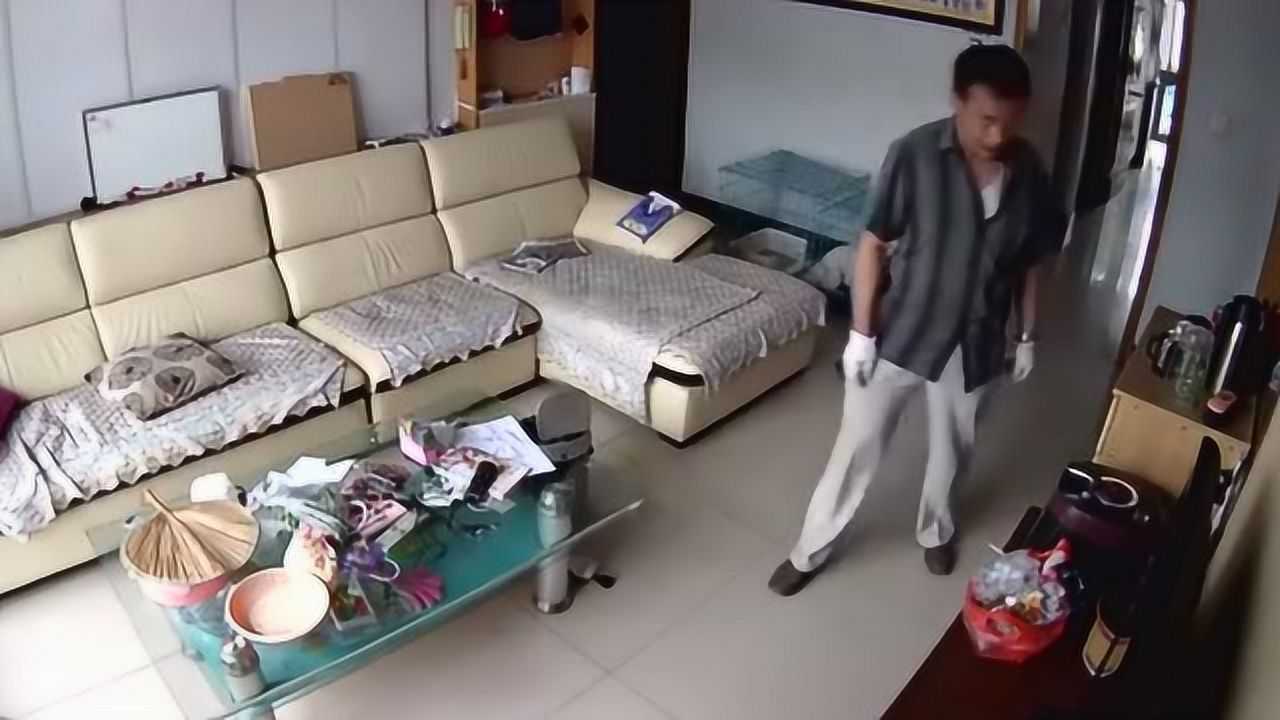 为了证明妻子给我戴绿帽，我在家里装了99个摄像头，我对妻子撒谎要出差两个月，然而我却悄悄的躲在柜子里，没想到妻子出轨的竟然是...... ▶