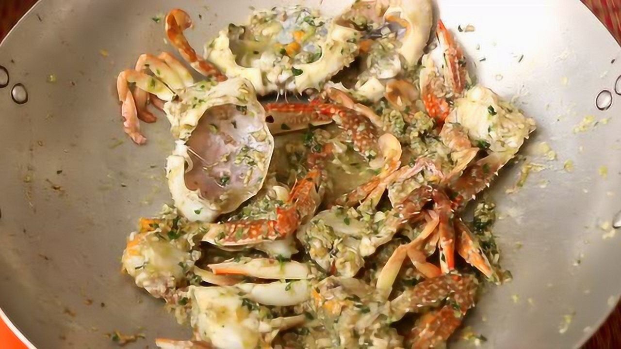 柬埔寨农村人做家常菜葱炒螃蟹看着好美味