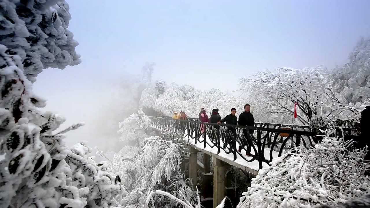 張家界天門山下雪此地有仙境欲忘已枉然