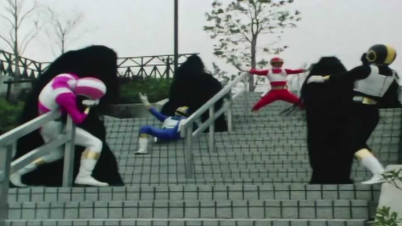 超级战队经典画面粉色战士被怪兽掐住脖子