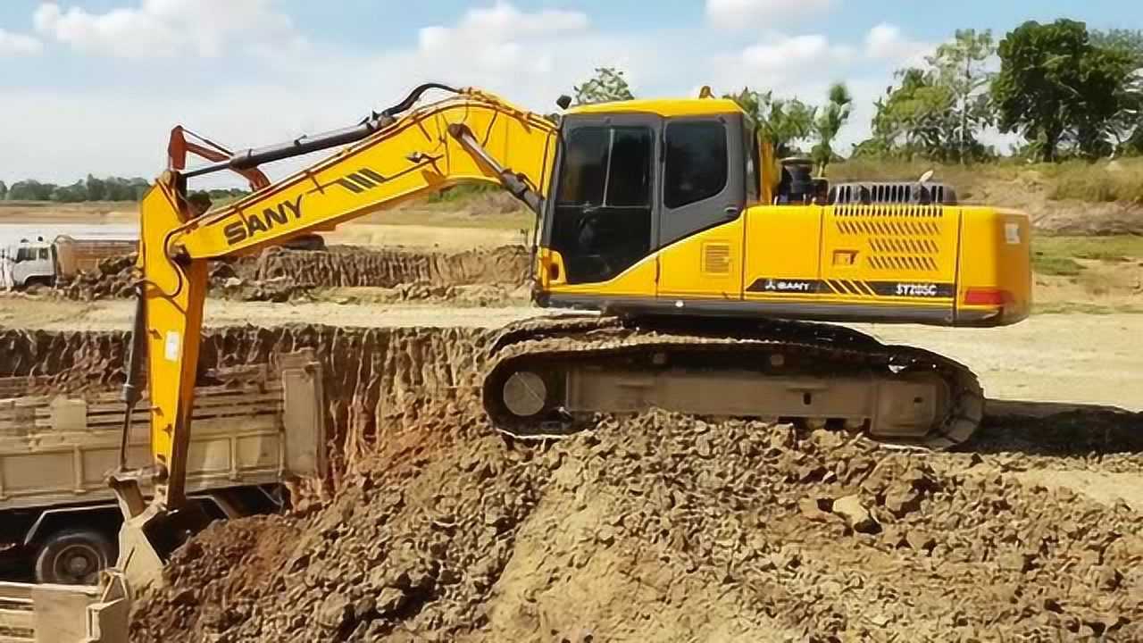 泰国工地实拍三一重工挖掘机挖土装车过程
