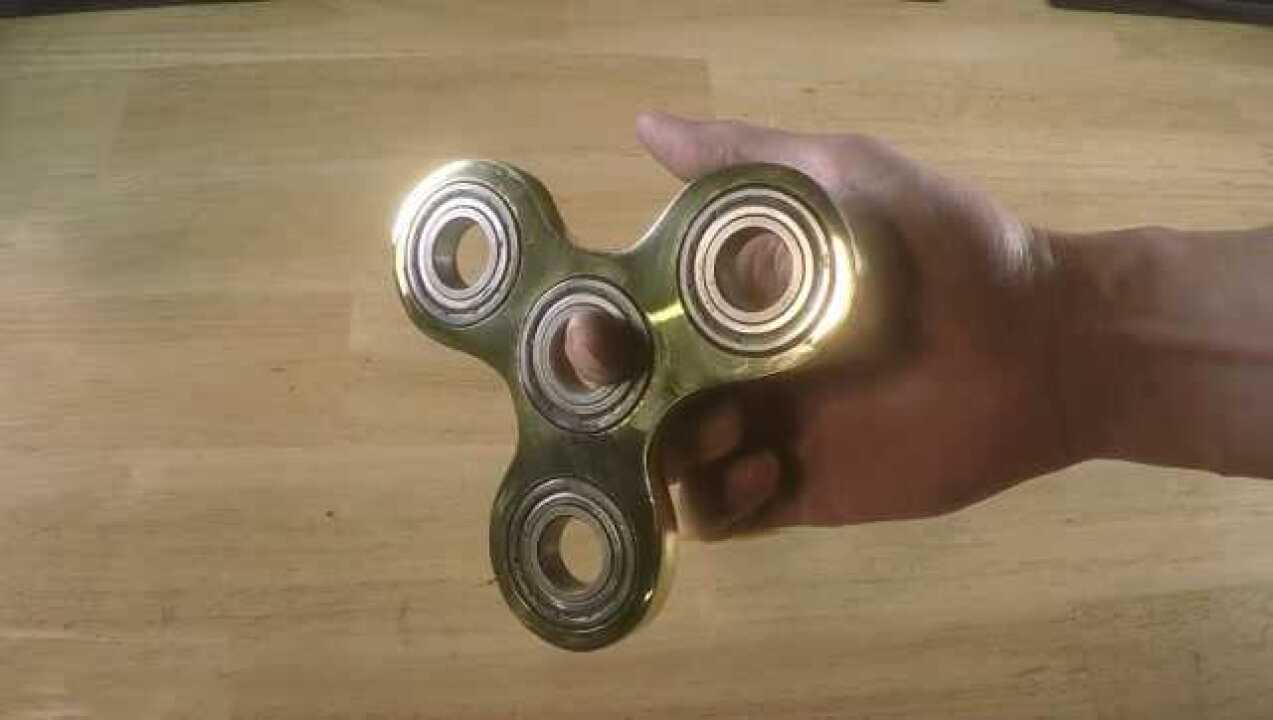 国外牛人熔化一桶弹壳浇铸出纯金属指尖陀螺一转起来就惊艳了