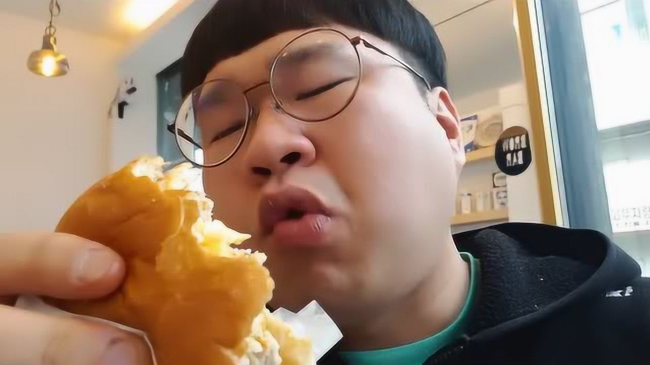韩国吃货胖哥吃炸鸡汉堡薯条大饼脸上线大口吃的超满足哦