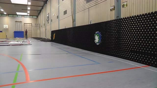 150米长多米诺骨牌墙倾倒瞬间震撼人心