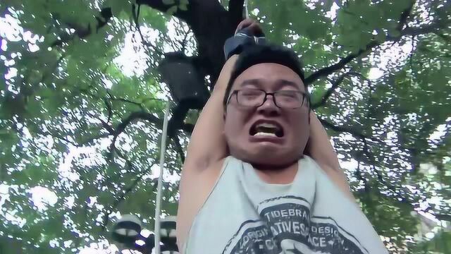 小伙作死尝试双手绑住吊起来,这痛苦的表情笑死我了