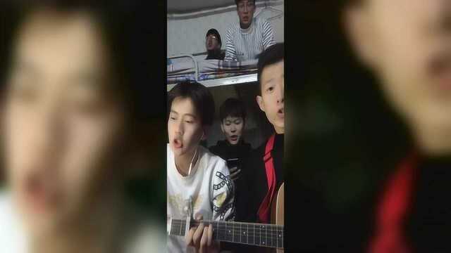 大学男生宿舍集体唱玫瑰颜值高唱歌还那么好听
