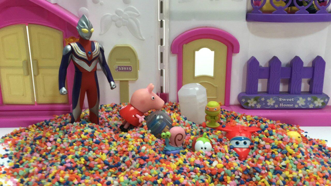 《玩具》哆啦盒子玩具乐园 乐迪带小猪佩奇挖彩虹色玩具蛋_高清1080p