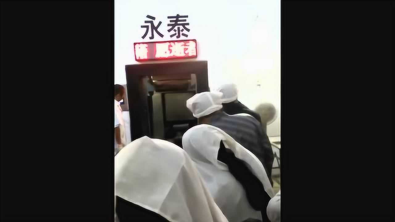 火葬场内部拍摄焚尸炉视频白骨带着热气推出来让人不寒而粟