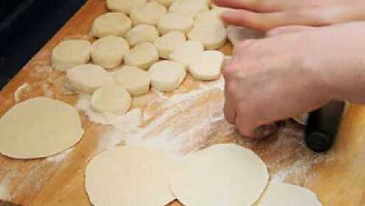 擀饺子皮技巧，老师傅教你如何一秒包一个饺子的手法_高清