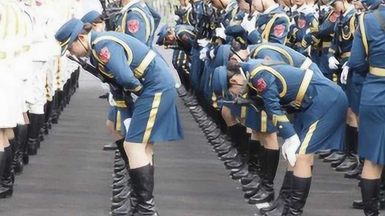 阅兵仪式上不能上厕所女兵出现内急怎么办看完竖起大拇指