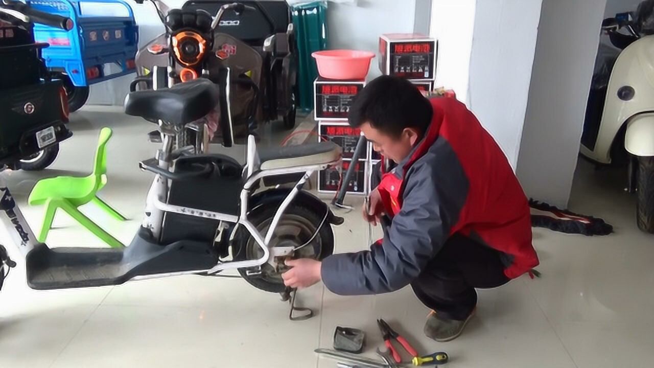 换轮胎短视频剪辑 电动车前轮胎更换过程#专业维修