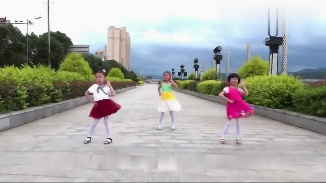 两个小娃打电话广场舞