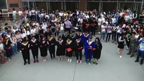 大学食堂前，毕业生合唱《北京东路的日子》感动学弟学妹，催泪