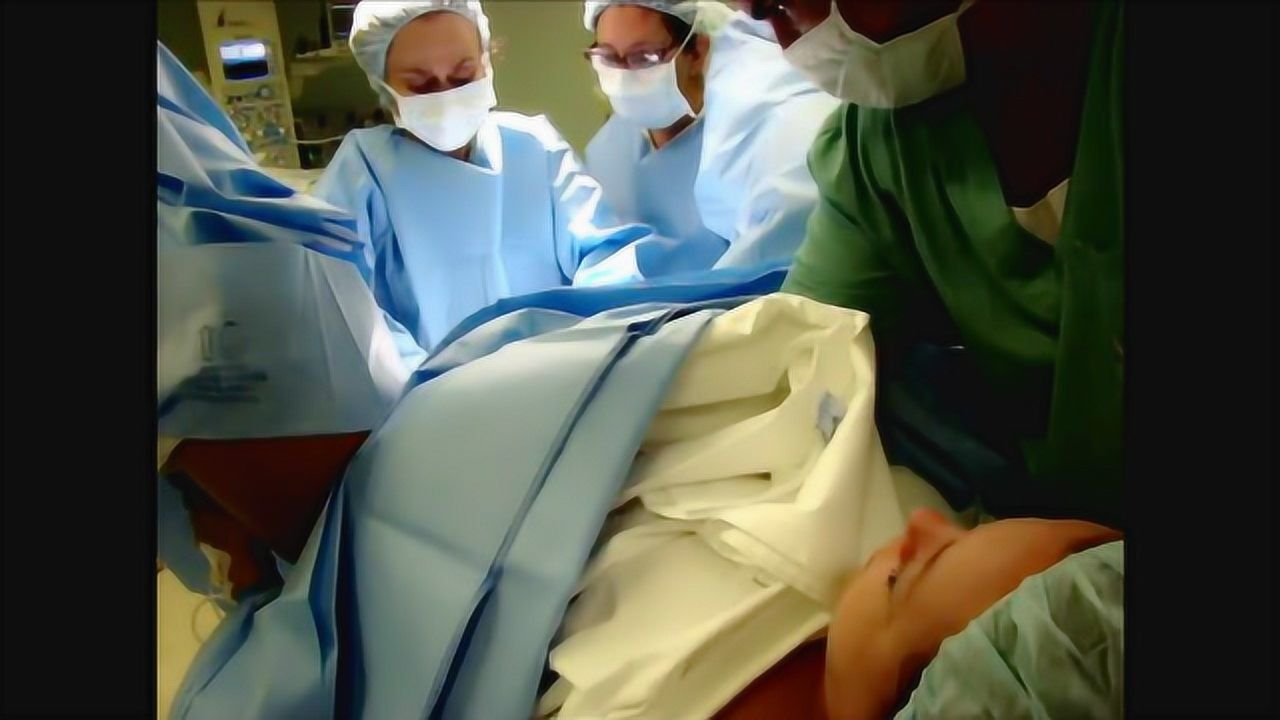 孕妇顺产过程遭遇困难助产医生手按肚子助其分娩成功