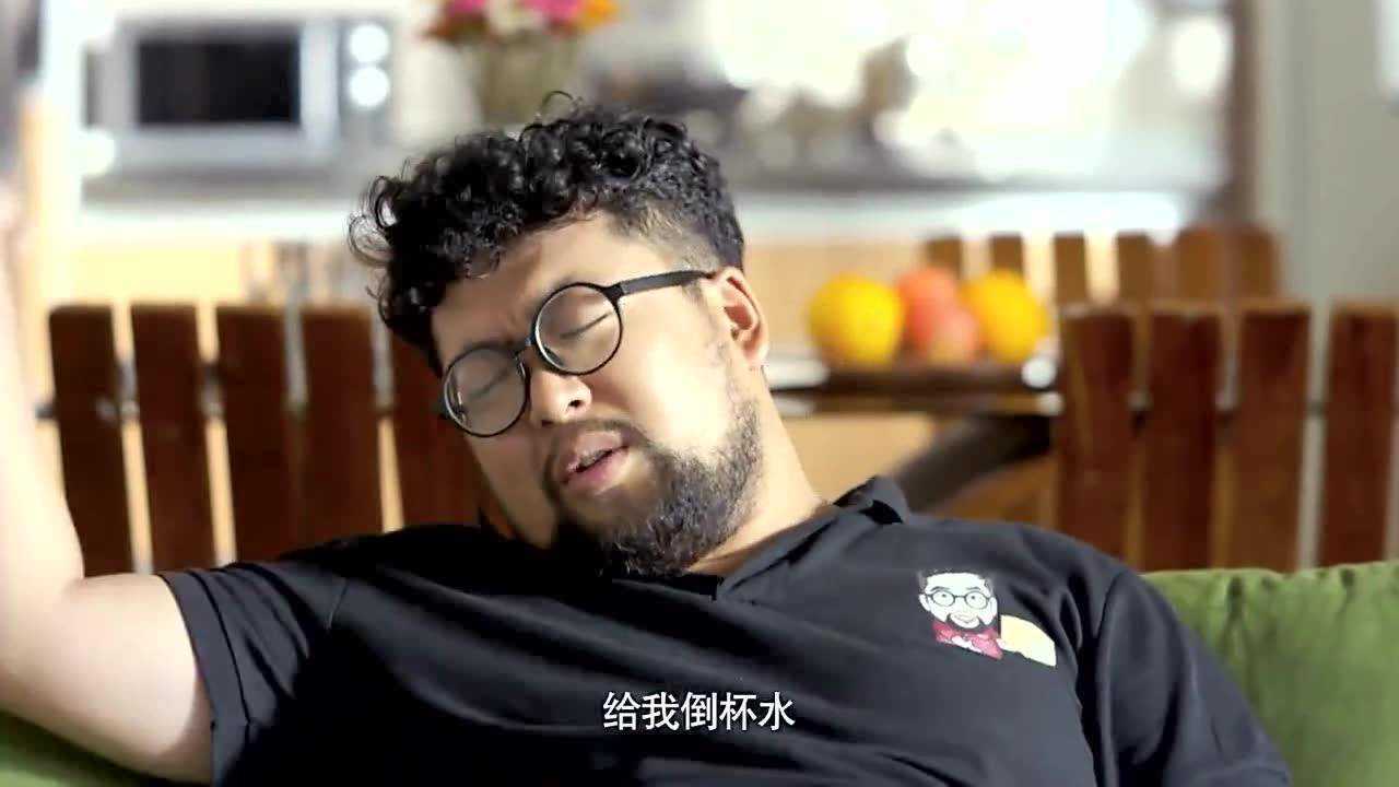 废柴兄弟裸男在家里洗澡张晓蛟还蒙在鼓里