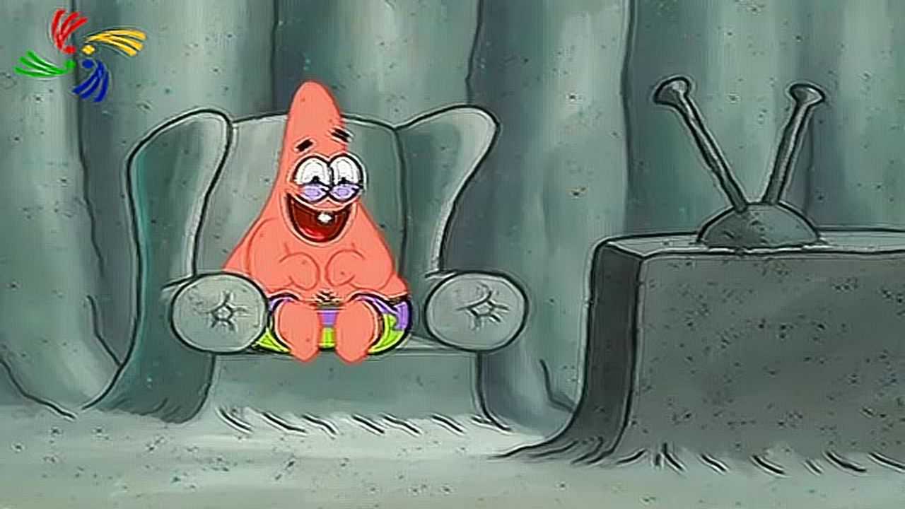 海绵宝宝派大星在自己家的沙发上面正在看电视