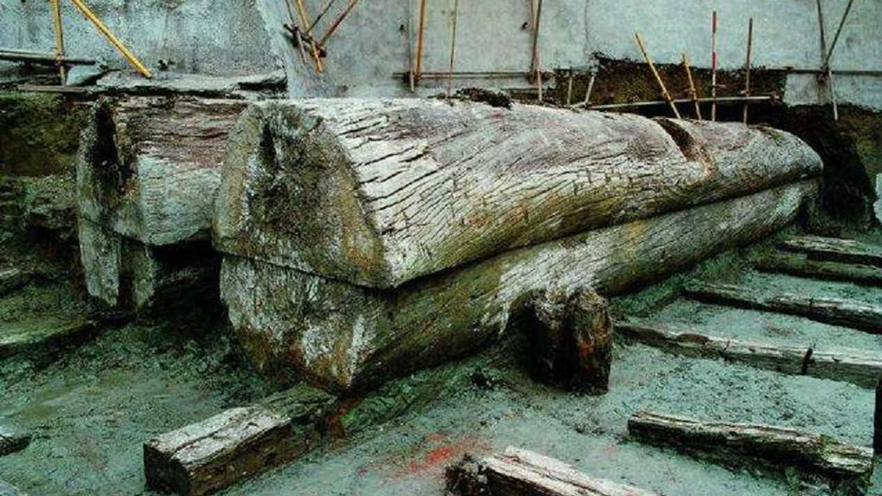挖出千年大墓棺椁由整颗万年乌木雕成墓主身份让考古队无法相信